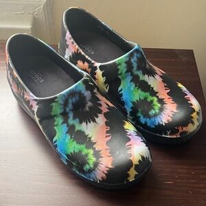CROCS Women’s Multicolor Tie-Dye Clogs
